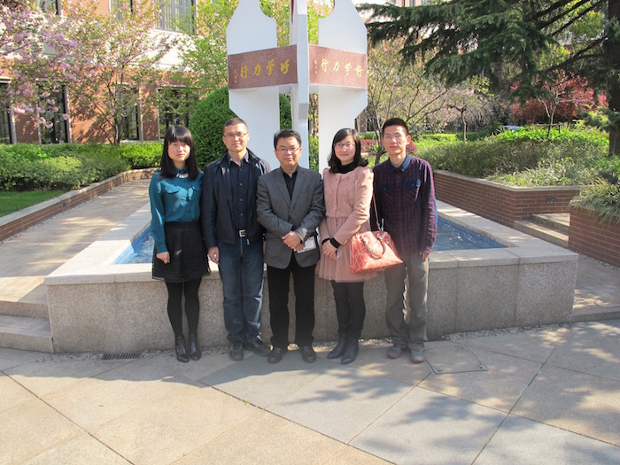 在上海市西中学合影.jpg