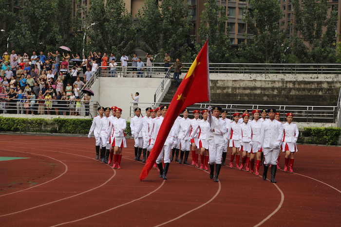 国旗班孩子着新装进行新学期的第一次升旗.JPG