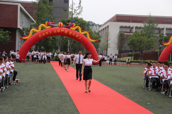 2018届全体班主任在分管领导石敏主任和年级组长吴旭光老师的带领下向孩子们走来.JPG