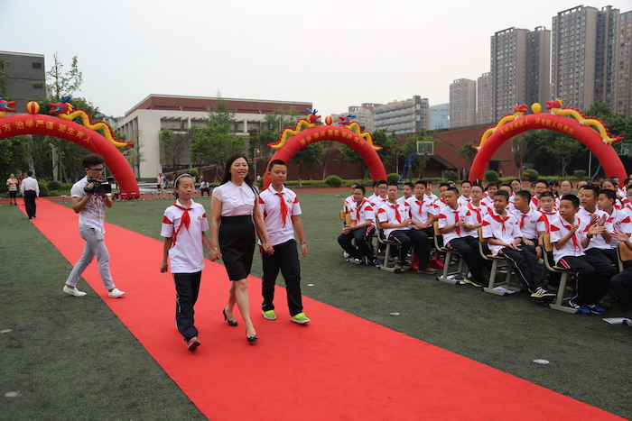 李校长牵着两位孩子的手准备交给18届的老师们.JPG