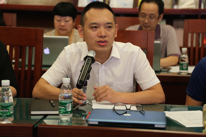 年级组长杜明元老师布置具体工作.JPG