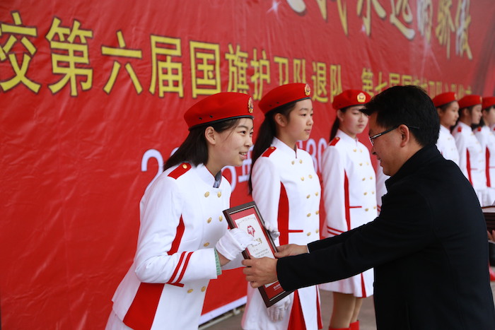 邱校长为老队员颁发荣誉证书.JPG