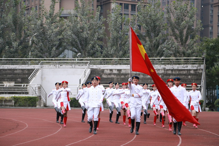 老队员最后一次升旗.JPG