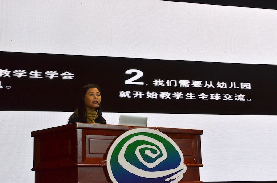 李笑非校长做主题发言2.jpg