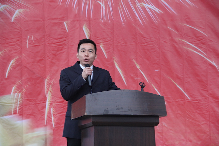 学生工作部唐杨副主任主持开学典礼.JPG