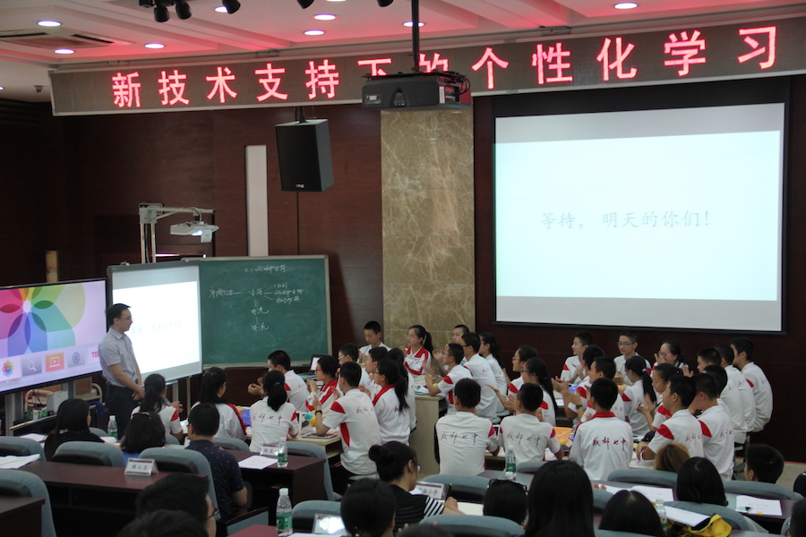周钢老师执教《两种电荷》.JPG
