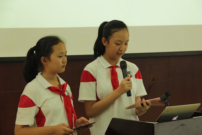 2学生会干事徐葭夏、黄睿同学做部门年度总结.JPG