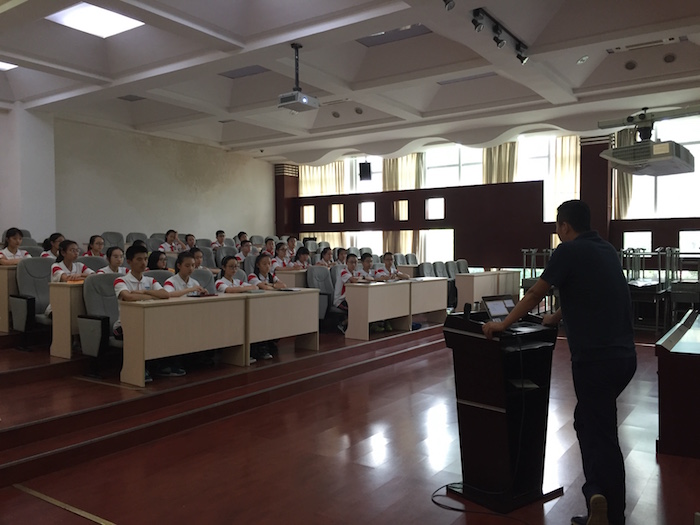 1王鹏老师主持会议.JPG