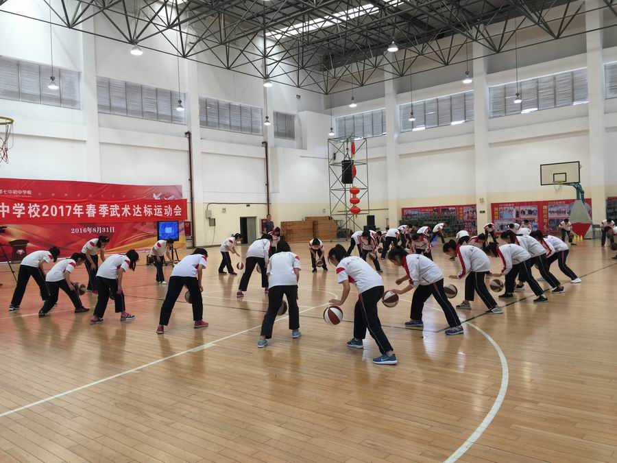 调整大小 2王鹏老师执教《篮球——行进间传接球》.jpg