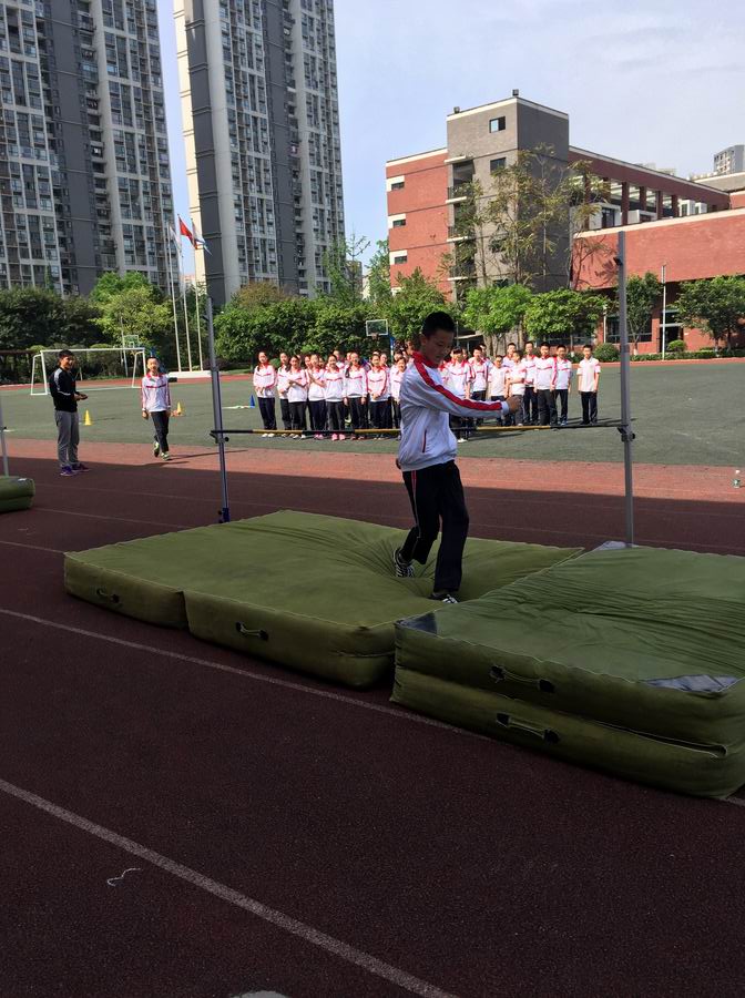 旋转 调整大小 1刘贡常老师执教《跨越式跳高》.jpg